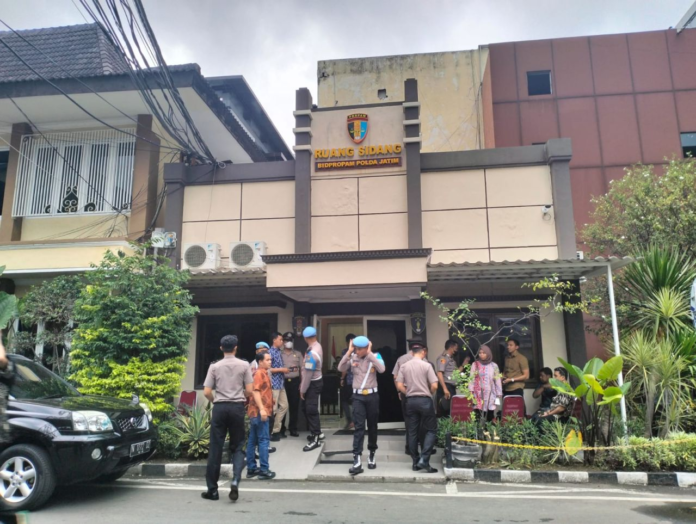 Dua polisi dari Polrestabes Surabaya yakni AKBP Mirzal Maulana Kasat Reskrim dan Kompol Edy Herwiyanto Wakasat Reskrim menjalani sidang etik di Bidang Profesi dan Pengamanan (Propam) Polda Jawa Timur, Jumat (24/3/2023) sore.