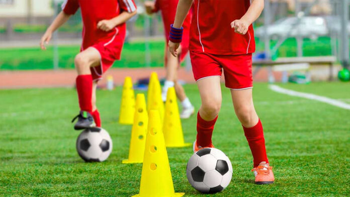 Teknik Dasar Sepak Bola dan Penjelasan Beserta Gambarnya