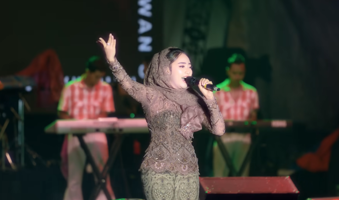 Lirik Lagu Bukit Indah Berbunga Versi Silvy Kumalasary Terbaru 2025