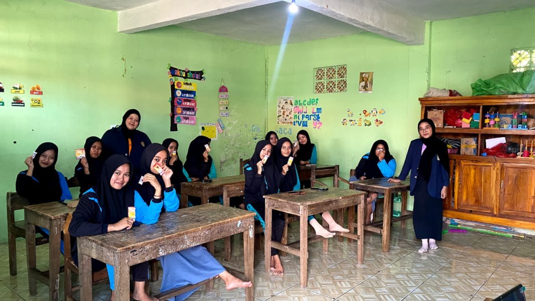 Mahasiswa Ilmu Komunikasi UTM Mengedukasi Siswi MA Sayyid Ali Tentang Pencegahan Anemia Melalui Inovasi Gummy Penambah Darah